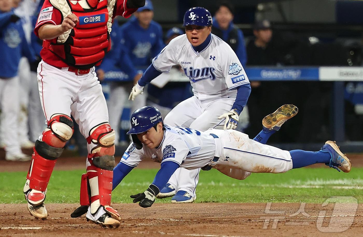 13일 오후 대구 삼성라이온즈파크에서 열린 프로야구 2025 신한 SOL뱅크 KBO 준플레이오프 3차전 SSG 랜더스와 삼성 라이온즈의 경기, 삼성 김지찬이 3회말 2사 1,3루 상황 김성윤의 2루수 앞 내야 안타 때 홈으로 쇄도해 세이프 되고 있다. 2025.10.13/뉴스1 ⓒ News1 김진환 기자