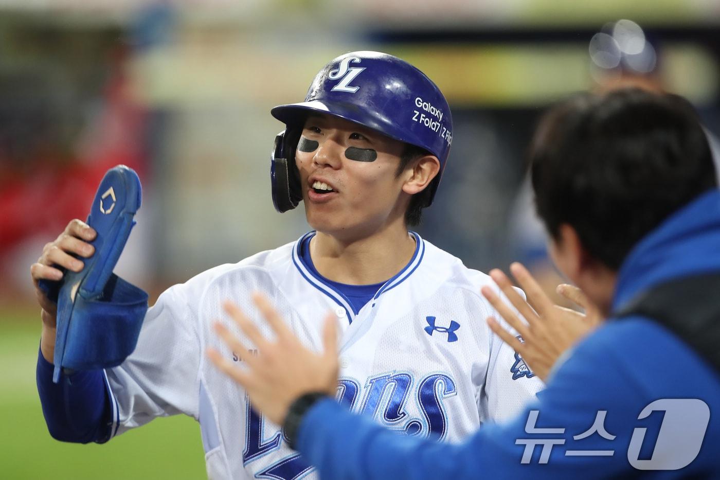 13일 오후 대구 삼성라이온즈파크에서 열린 프로야구 2025 신한 SOL뱅크 KBO 준플레이오프 3차전 삼성 라이온즈와 SSG 랜더스의 경기, 3회말 2사 2루 상황 삼성 구자욱의 1타점 적시 2루타 때 2루주자 김성윤을 홈을 밟은 뒤 기뻐하고 있다. 2025.10.13/뉴스1 ⓒ News1 공정식 기자