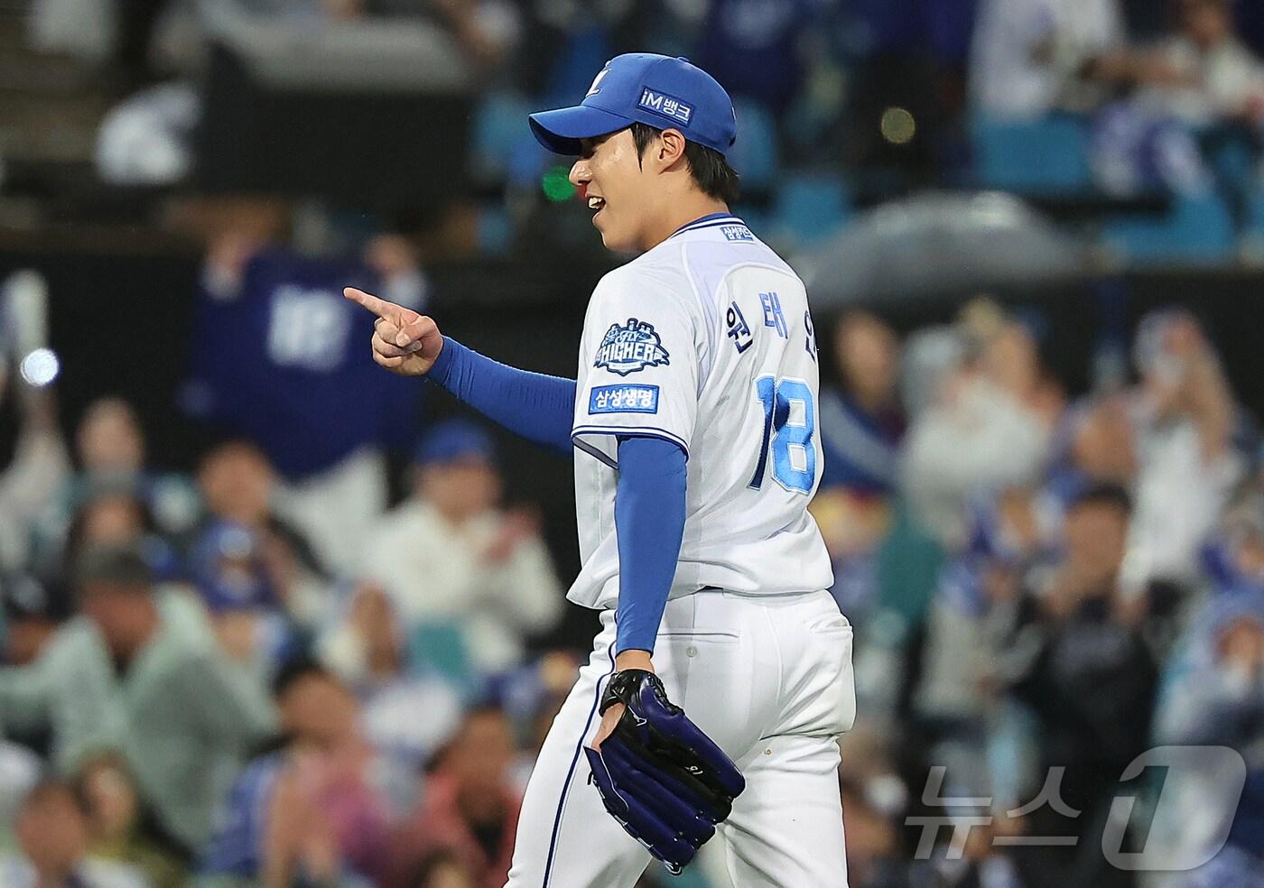 13일 오후 대구 삼성라이온즈파크에서 열린 프로야구 2025 신한 SOL뱅크 KBO 준플레이오프 3차전 SSG 랜더스와 삼성 라이온즈의 경기, 삼성 선발 원태인이 5회초 2사 2루 SSG 에레디아를 우익수 플라이로 잡아낸 뒤 포수 강민호를 향해 미소를 짓고 있다. 2025.10.13/뉴스1 ⓒ News1 김진환 기자