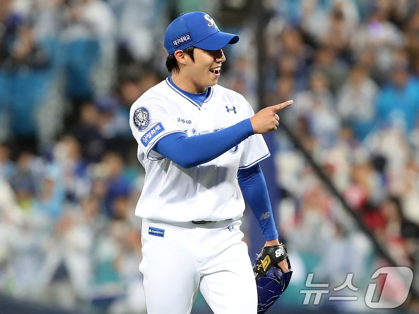 본문 이미지 - 13일 오후 대구 삼성라이온즈파크에서 열린 프로야구 2025 신한 SOL뱅크 KBO 준플레이오프 3차전 삼성 라이온즈와 SSG 랜더스의 경기, 5회초 위기를 넘기 삼성 선발 원태인이 기뻐하고 있다. 2025.10.13/뉴스1 ⓒ News1 공정식 기자