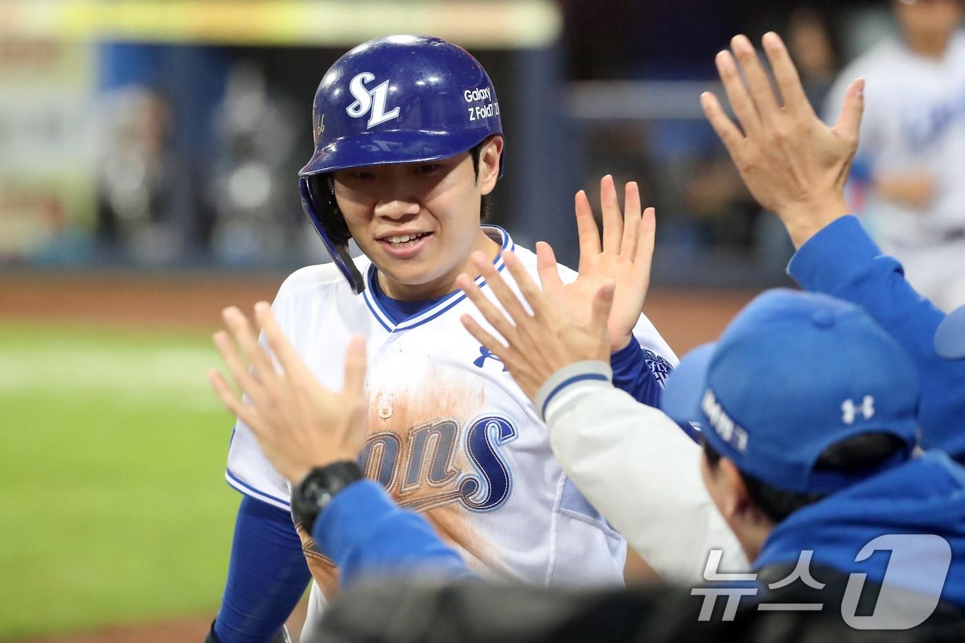 13일 오후 대구 삼성라이온즈파크에서 열린 프로야구 2025 신한 SOL뱅크 KBO 준플레이오프 3차전 삼성 라이온즈와 SSG 랜더스의 경기, 5회말 1사 2루 상황 삼성 김성윤의 좌중간 방면 적시 2루타 때 홈을 밟은 2루주자 김지찬이 축하를 받고 있다. 2025.10.13/뉴스1 ⓒ News1 공정식 기자