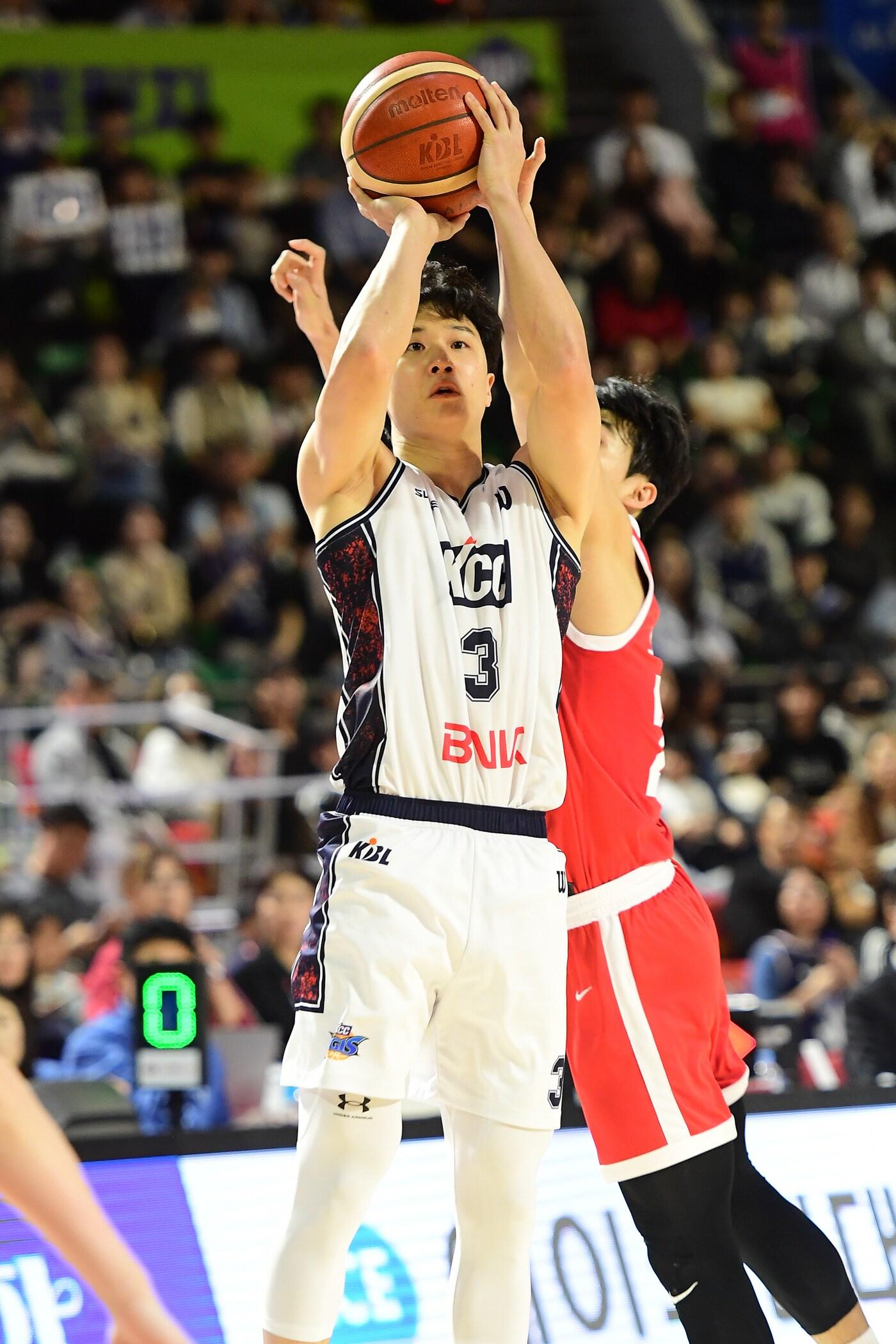 본문 이미지 - 프로농구 부산 KCC 허웅이 13일 서울 SK와 경기에서 슛을 쏘고 있다.&#40;KBL 제공&#41;