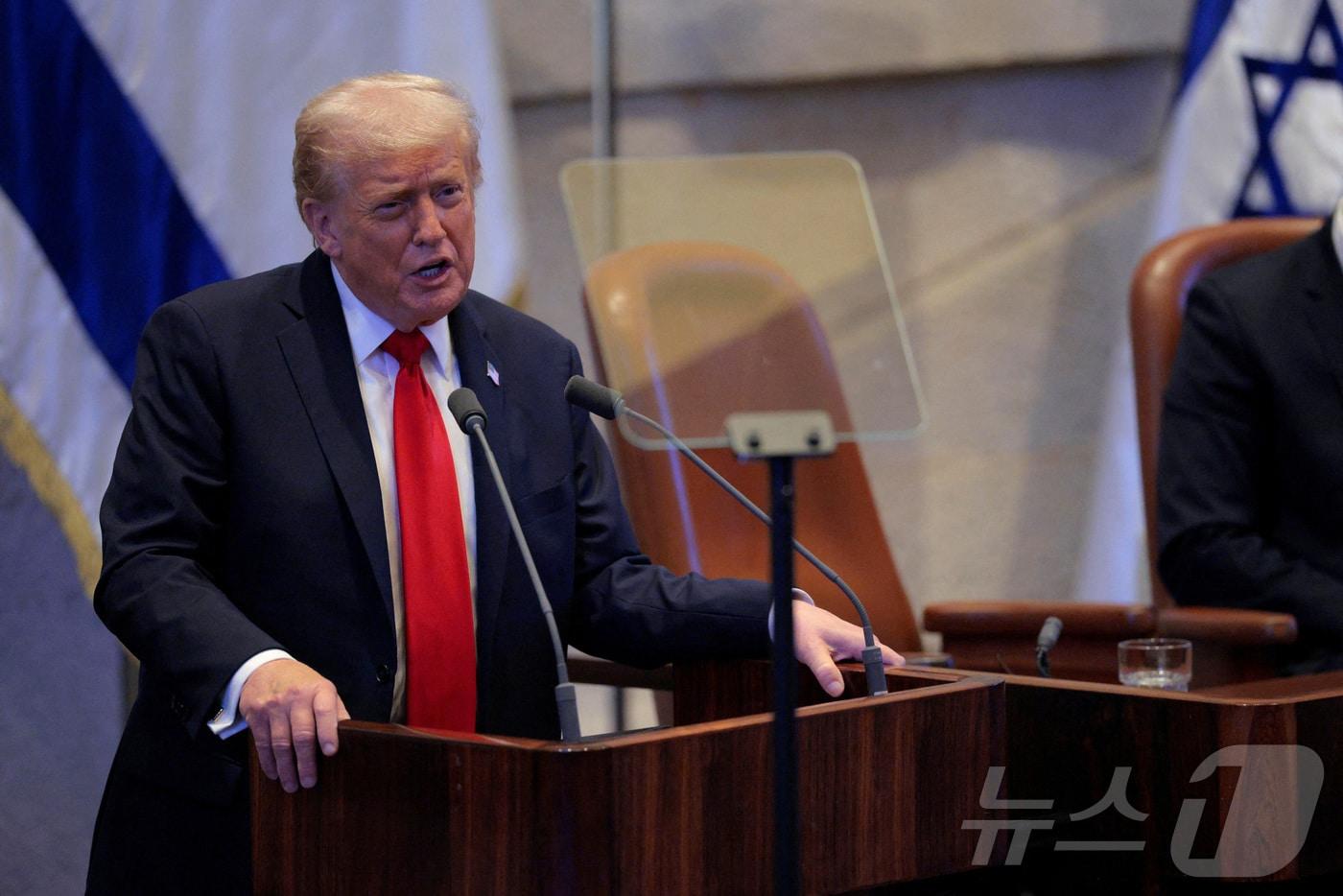 도널드 트럼프 미국 대통령이 13일&#40;현지시간&#41; 미국 중재로 이뤄진 이스라엘과 하마스 간 포로·인질 교환 및 가자지구 휴전 협정 체결을 계기로 이스라엘 예수살렘의 크네세트&#40;이스라엘 의회&#41;에서 연설하고 있다. 2025.10.13. ⓒ 로이터=뉴스1 ⓒ News1 류정민 특파원