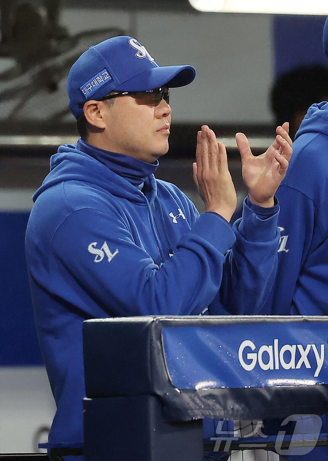 본문 이미지 - 13일 오후 대구 삼성라이온즈파크에서 열린 프로야구 2025 신한 SOL뱅크 KBO 준플레이오프 3차전 SSG 랜더스와 삼성 라이온즈의 경기, 삼성 박진만 감독이 7회초 선발 원태인의 투구를 보며 손뼉을 치고 있다. 2025.10.13/뉴스1 ⓒ News1 김진환 기자