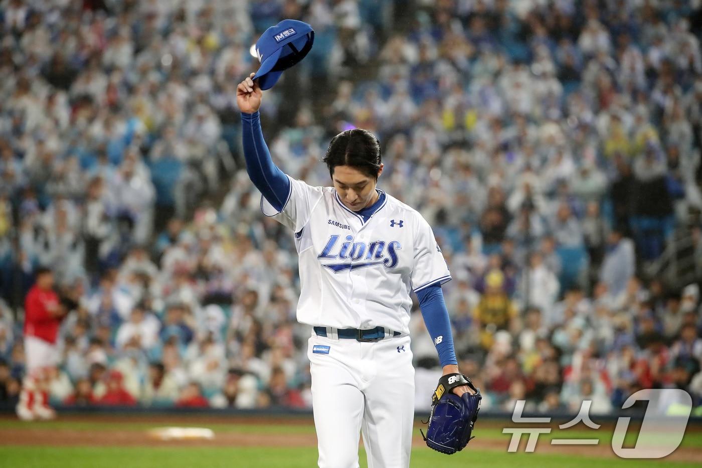 13일 오후 대구 삼성라이온즈파크에서 열린 프로야구 2025 신한 SOL뱅크 KBO 준플레이오프 3차전 삼성 라이온즈와 SSG 랜더스의 경기, 삼성이 5대 1로 앞선 7회초 2사까지 처리한 뒤 선발 원태인이 마운드를 내려가며 인사하고 있다. 2025.10.13/뉴스1 ⓒ News1 공정식 기자