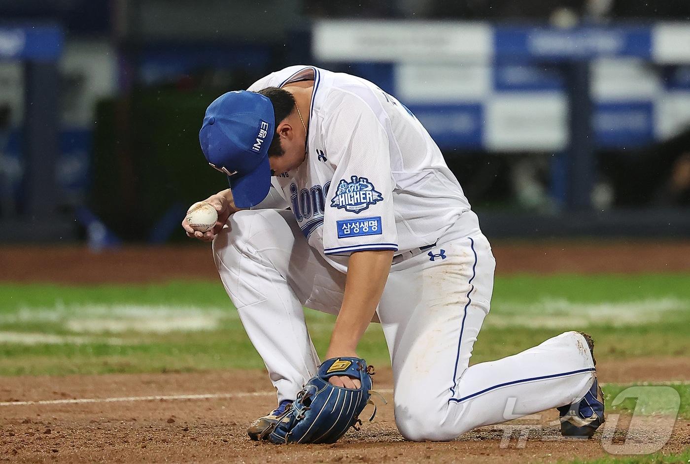13일 오후 대구 삼성라이온즈파크에서 열린 프로야구 2025 신한 SOL뱅크 KBO 준플레이오프 3차전 SSG 랜더스와 삼성 라이온즈의 경기, 삼성 3루수 김영웅이 8회초 1사 SSG 에레디아의 3루수 앞 땅볼 수비 중 고통을 호소하고 있다. 2025.10.13/뉴스1 ⓒ News1 김진환 기자