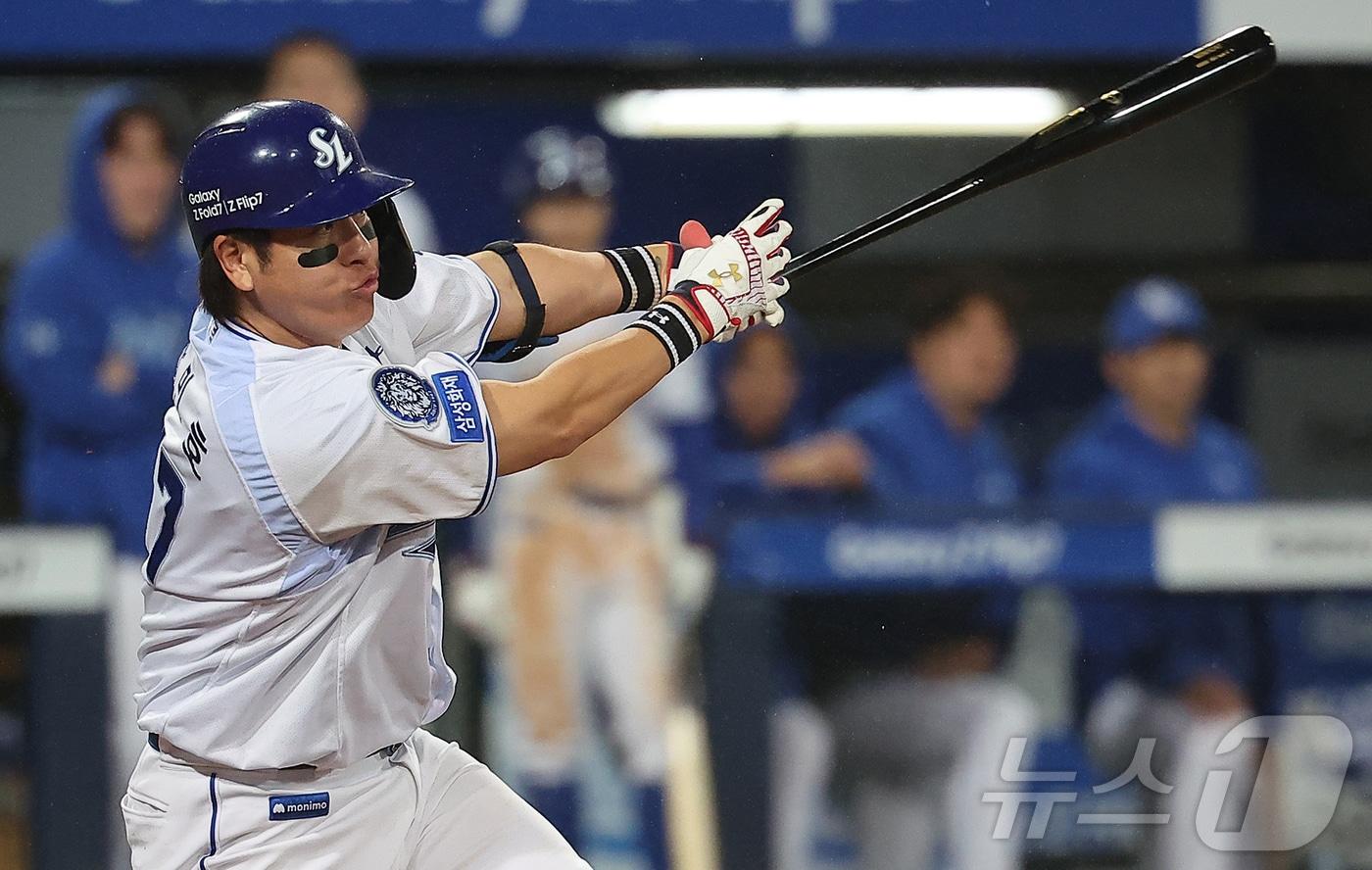13일 오후 대구 삼성라이온즈파크에서 열린 프로야구 2025 신한 SOL뱅크 KBO 준플레이오프 3차전 SSG 랜더스와 삼성 라이온즈의 경기, 삼성 강민호가 8회말 1사 2루 안타를 치고 있다. 2025.10.13/뉴스1 ⓒ News1 김진환 기자