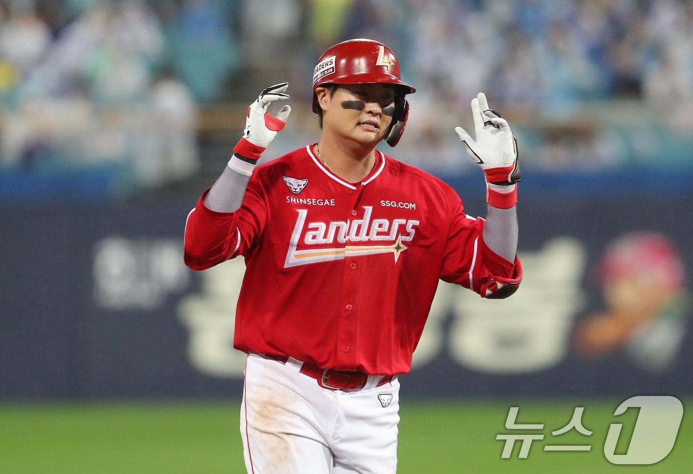 13일 오후 대구 삼성라이온즈파크에서 열린 프로야구 2025 신한 SOL뱅크 KBO 준플레이오프 3차전 삼성 라이온즈와 SSG 랜더스의 경기, SSG 고명준이 9회초 무사 1루 상황 삼성 배찬승을 상대로 좌월 2점홈런을 친 뒤 그라운드를 달리고 있다. 2025.10.13/뉴스1 ⓒ News1 공정식 기자