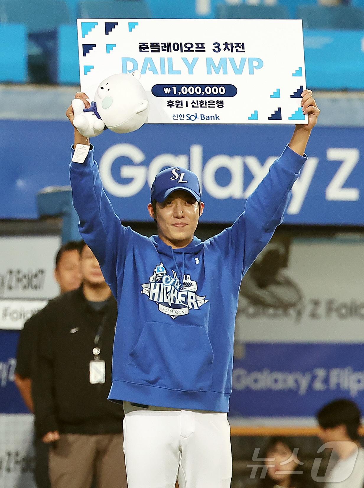 본문 이미지 - 13일 오후 대구 삼성라이온즈파크에서 열린 프로야구 2025 신한 SOL뱅크 KBO 준플레이오프 3차전 SSG 랜더스와 삼성 라이온즈의 경기, 6.2이닝 1실점 호투로 승리투수가 된 삼성 원태인이 데일리 MVP에 선정된 뒤 기념 촬영을 하고 있다. 2025.10.13/뉴스1 ⓒ News1 김진환 기자