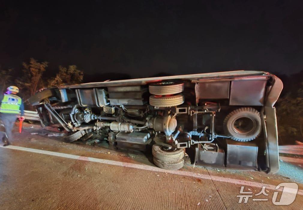 본문 이미지 -  당진대전고속도로 교통사고 현장. (세종소방본부 제공, 재판매 및 DB금지) / 뉴스1