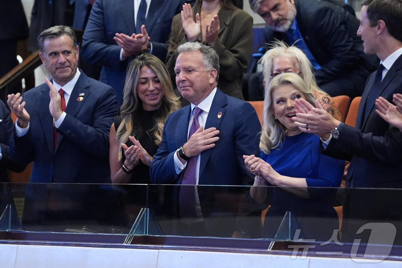 13일&#40;현지시간&#41; 예루살렘의 이스라엘 의회&#40;크네세트&#41;에서 도널드 트럼프 미국 대통령이 연설 도중 호명한 백악관 중동 특사 스티브 위트코프가 기립해 박수에 화답하고 있다. 2025.10.13. ⓒ 로이터=뉴스1 ⓒ News1 류정민 특파원