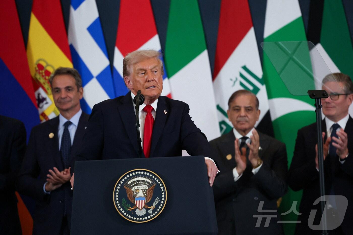 도널드 트럼프 미국 대통령이 13일&#40;현지시간&#41; 이집트 샤름엘셰이크에서 가자지구 평화 협정에 서명한 뒤 연설하고 있다. 2025.10.13. ⓒ 로이터=뉴스1 ⓒ News1 류정민 특파원