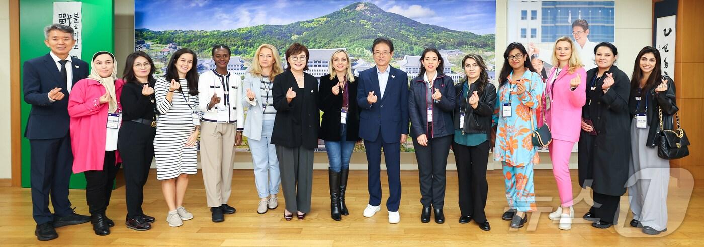 에콰도르, 멕시코, 러시아, 우즈베키스탄 등 13개국 주한 대사부인들이 경북 문경과 안동을 찾아 1박2일간 ‘진짜 한국’을 체험했다.(경북도 제공. 재판매 및 DB금지) /뉴스1