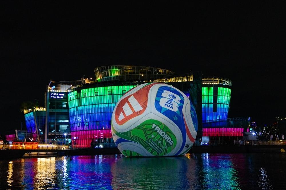 본문 이미지 - 북중미 월드컵 공인구 트리온다의 대형 조형물(아디다스 제공) 