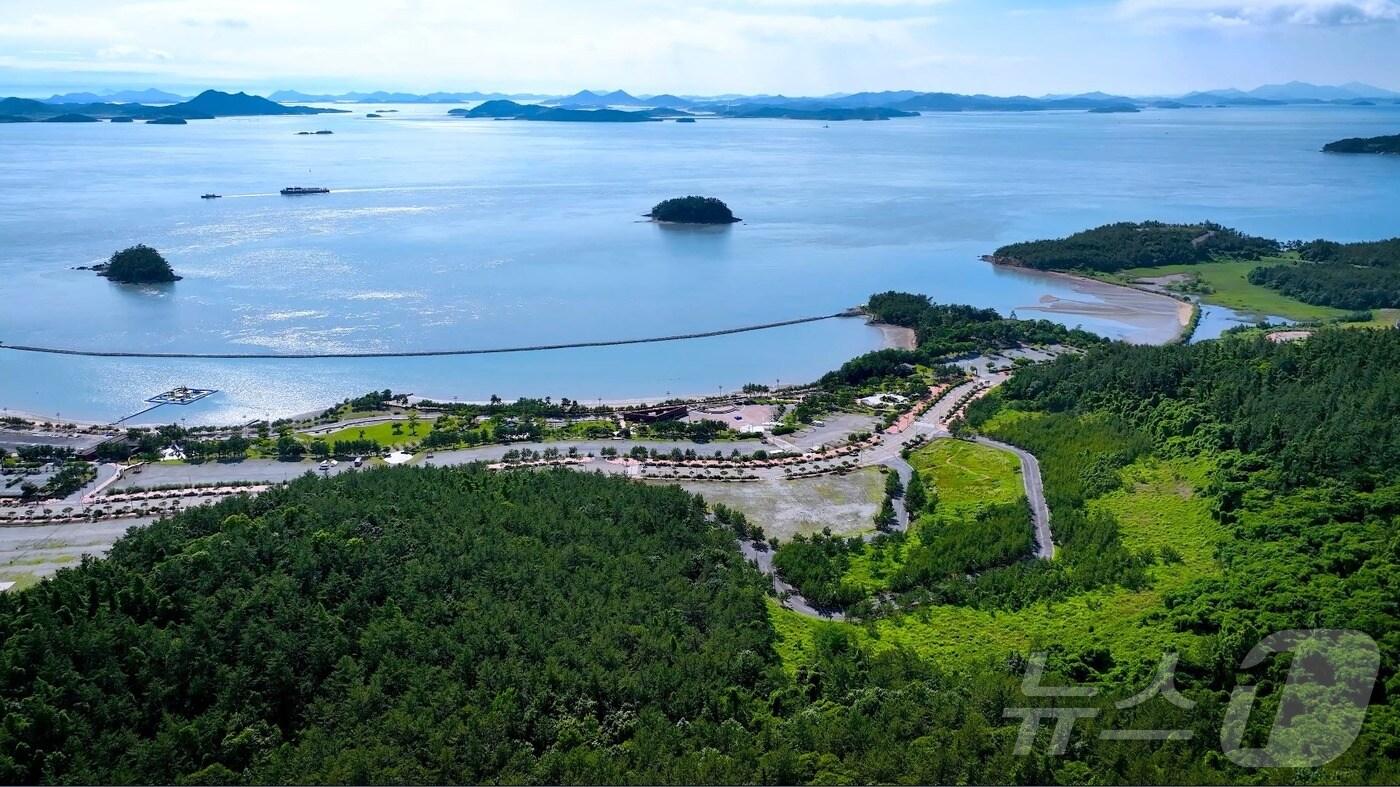 가운데 보이는 섬이 닭섬(한국관광공사 제공) 