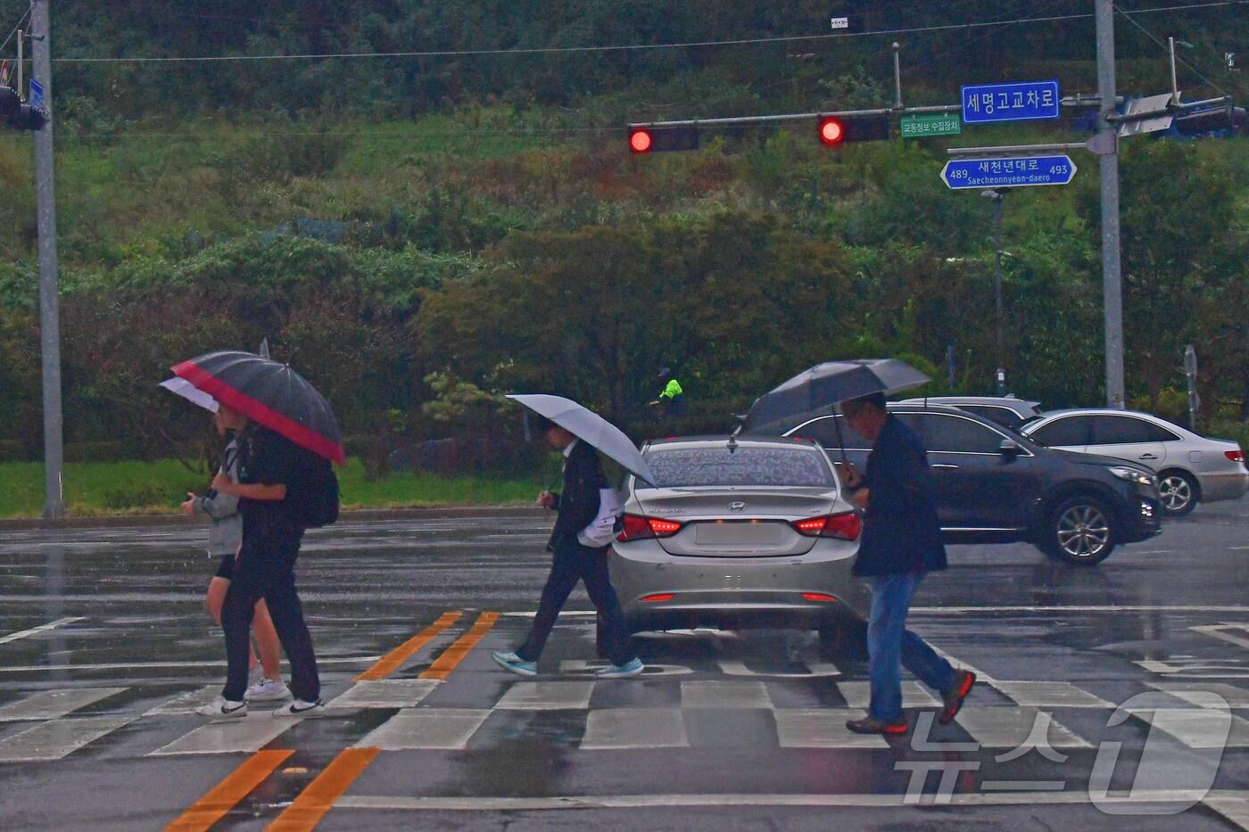 가을비가 내린 14일 오전 경북 포항시 남구 새천년대로에서 학생과 시민들이 우산을 쓴채 횡단보도를 건너고 있다. 2025.10.14/뉴스1 ⓒ News1 최창호 기자
