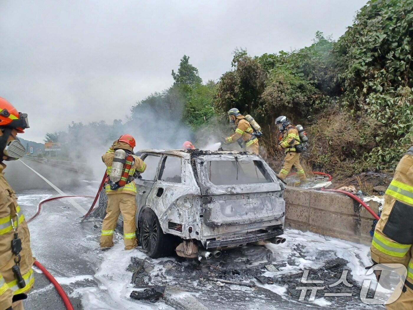 본문 이미지 - 13일 오전 11시 36분쯤 전남 순천시 서면의 한 도로에서 주행 중이던 외제차에 불이 나 소방당국이 진화하고 있다.&#40;전남 순천소방서 제공. 재판매 및 DB금지&#41; 2025.10.14/뉴스1 ⓒ News1