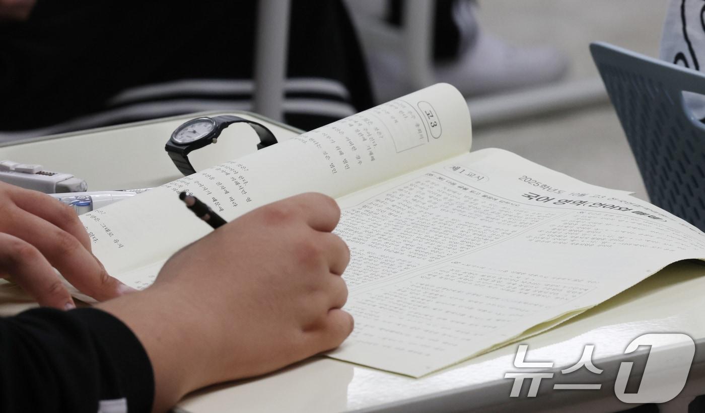 2026학년도 대학수학능력시험(수능)을 30일 앞둔 지난 14일 오전 경기도의  한 고등학교에서 3학년 학생들이 수능 시험 전 마지막 모의평가인 10월 전국연합학력평가를 치르고 있다.(사진은 기사 내용과 무관함)  2025.10.14/뉴스1 ⓒ News1 김영운 기자