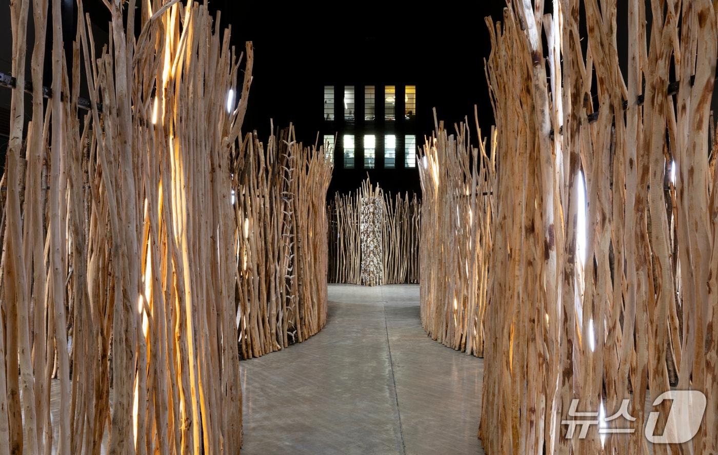 《현대 커미션: 마렛 안네 사라: Goavve-Geabbil》 전시 전경 출처: Photo ⓒ Tate &#40;Sonal Bakrania&#41; 