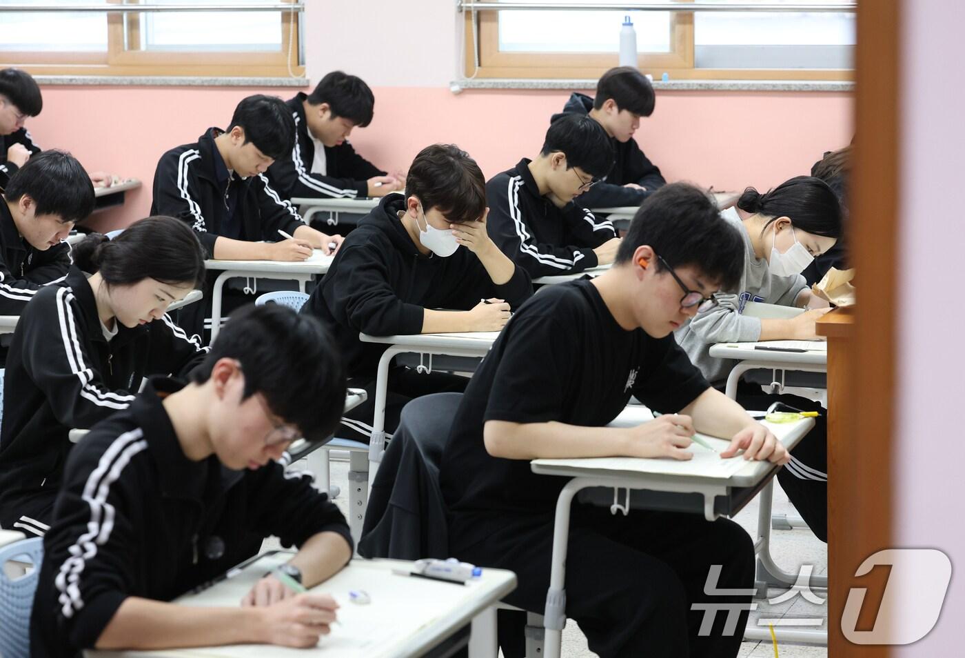 2026학년도 대학수학능력시험&#40;수능&#41;을 30일 앞둔 14일 오전 경기 화성시 동탄고등학교에서 3학년 학생들이 수능 시험 전 마지막 모의평가인 10월 전국연합학력평가를 치르고 있다. 2025.10.14/뉴스1 ⓒ News1 김영운 기자