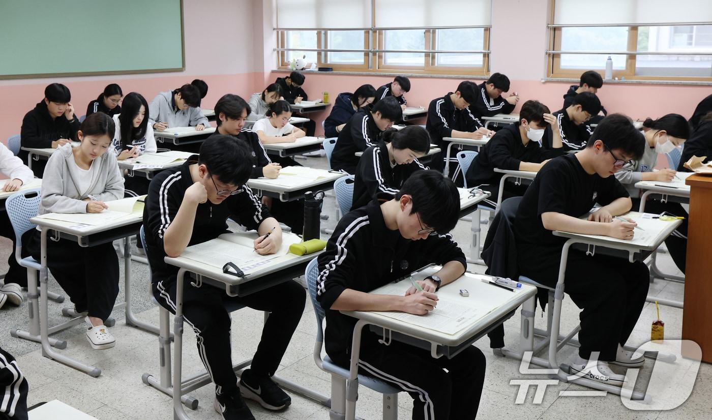 2026학년도 대학수학능력시험&#40;수능&#41;을 30일 앞둔 14일 오전 경기 화성시 동탄고등학교에서 3학년 학생들이 수능 시험 전 마지막 모의평가인 10월 전국연합학력평가를 치르고 있다. 2025.10.14/뉴스1 ⓒ News1 김영운 기자