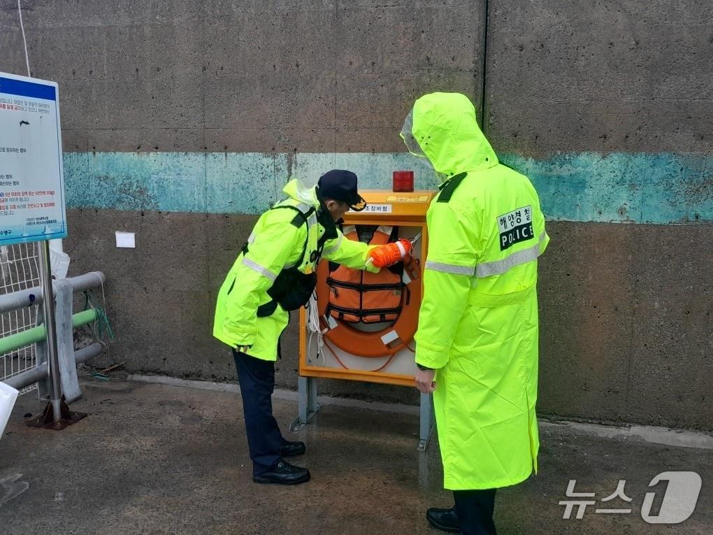 본문 이미지 - 해양경찰이 기상악화에 대비해 인명구조함을 점검하고 있다.(부산해경 제공 재판매 및 DB 금지)
