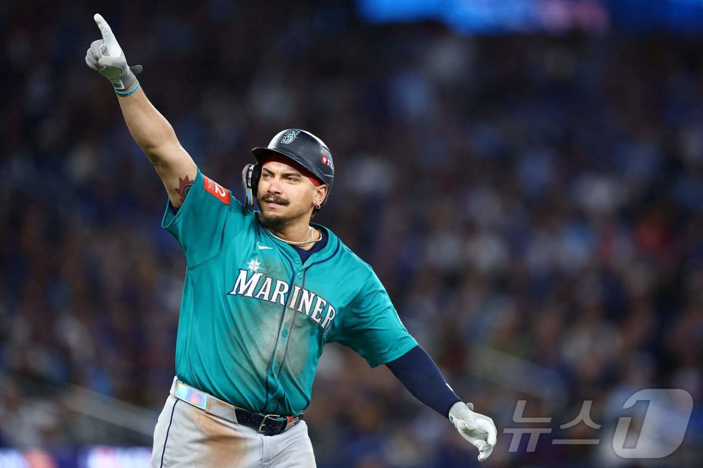 시애틀 매리너스 조시 네일러가 14일(한국시간) 열린 토론토 블루제이스와 2025 MLB 아메리칸리그 챔피언십시리즈 2차전에서 7회초 쐐기 투런포를 터뜨린 뒤 기뻐하고 있다. ⓒ AFP=뉴스1