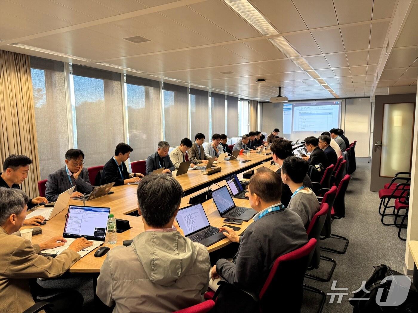 본문 이미지 - ITU-T SG20 회의 기간 중 현장 대응을 위해 한국 국가대표단 회의를 진행하는 모습(ETRI 제공) /뉴스1