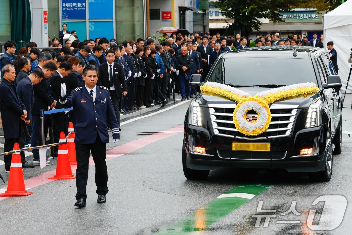 김건희 여사의 각종 의혹을 수사 중인 민중기 특별검사팀의 조사를 받은 후 숨진 양평군 단월면장의 영결식이 열린 지난달 14일 경기 양평군청에서 고인의 운구차가 이동하고 있다. 2025.10.14/뉴스1 ⓒ News1 안은나 기자