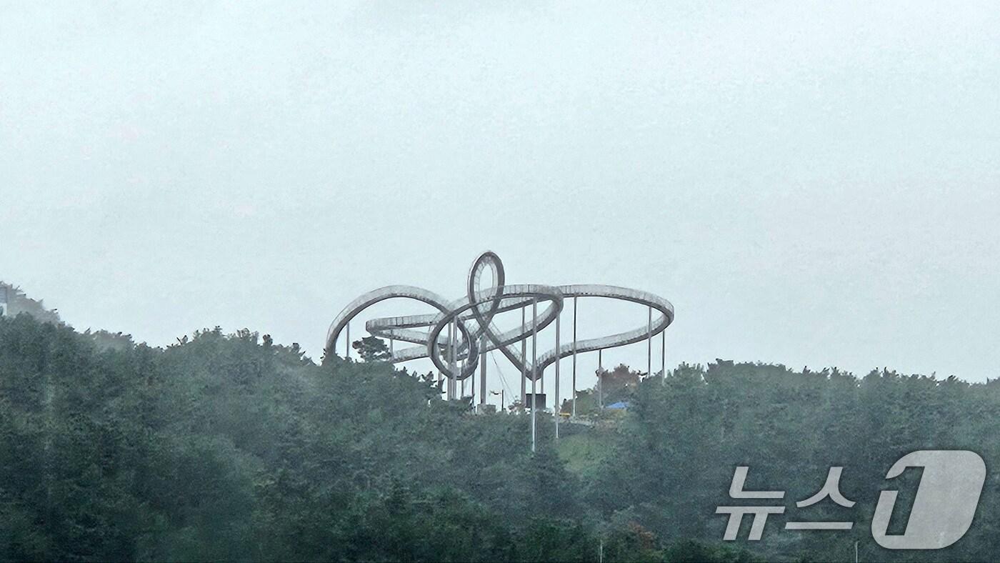 가을비가 내린 지난 14일 오전 경북 포항시 북구 환호공원에 있는 스페이스워크에 관광객 발길이 끊겨 한산한 모습이다. 2025.10.14/뉴스1 ⓒ News1 최창호 기자