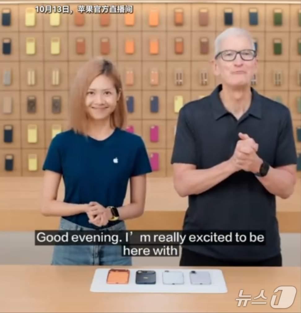 본문 이미지 - 13일 중국 SNS 더우인의 애플 계정 라이브 커머스 방송에 출연한 팀 쿡 애플 최고경영자.