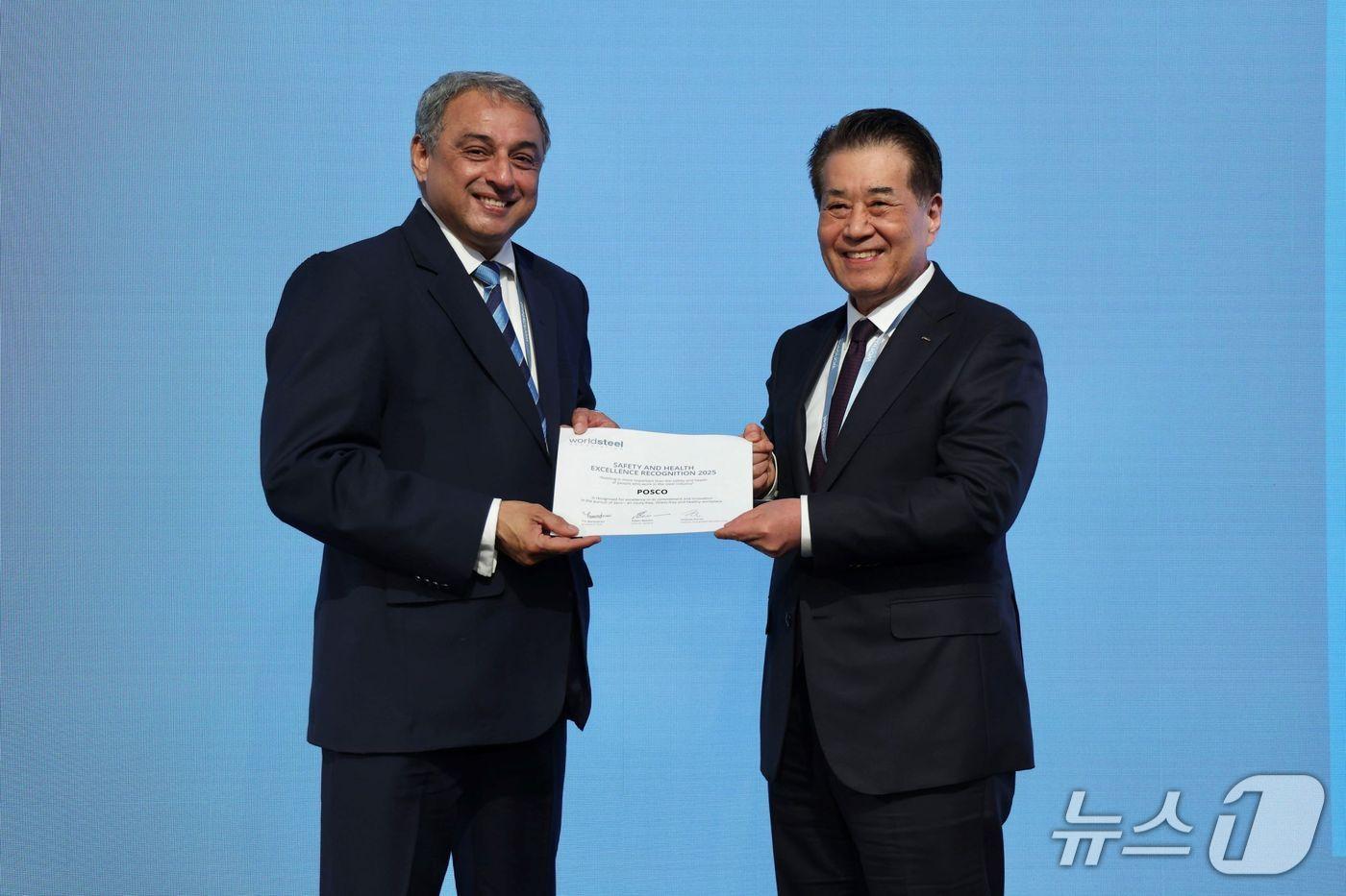 포스코가 세계철강협회 안전보건 우수사례 공모전 공정안전부문 최고상을 수상한 모습. 사진 오른쪽부터 장인화 포스코그룹 회장, 나렌드란 타타스틸 CEO&#40;포스코그룹 제공&#41;