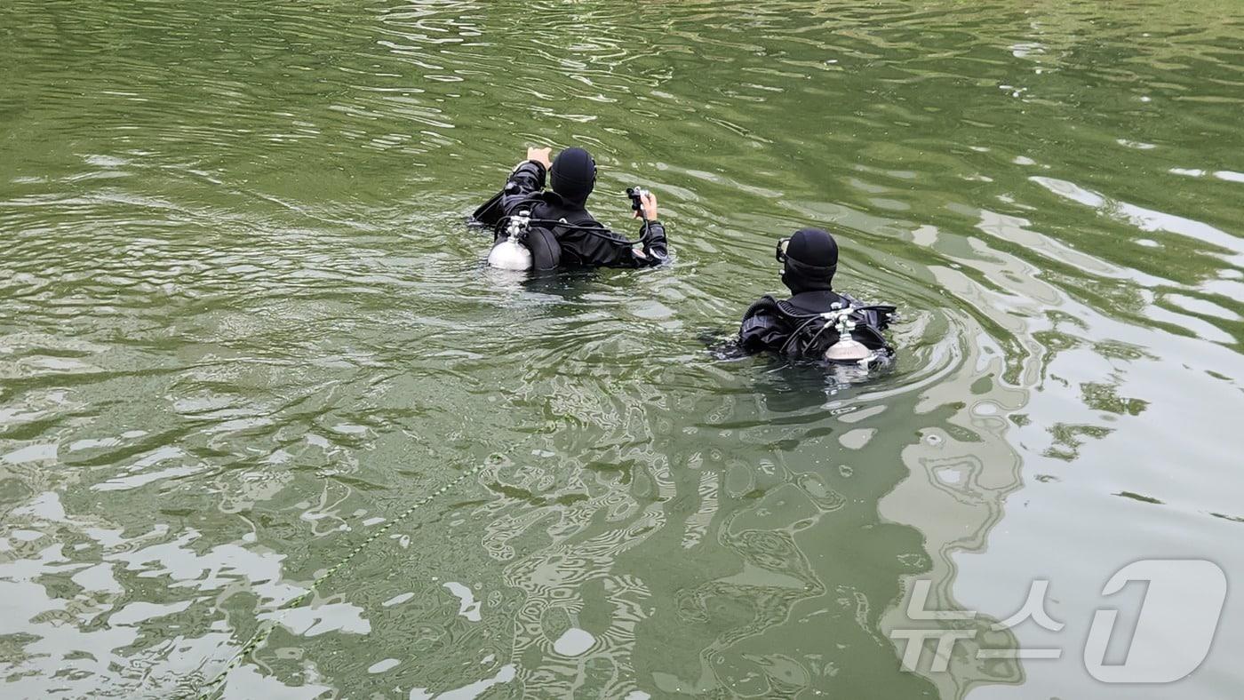 14일 경기 의정부시 중랑천 일대에서 전날 물에 빠져 실종된 중학생을 찾기 위한 수색 작업이 벌어지고 있다.(경기북부소방재난본부 제공. 재판매 및 DB 금지) 2025.10.14/뉴스1 ⓒ News1 양희문 기자