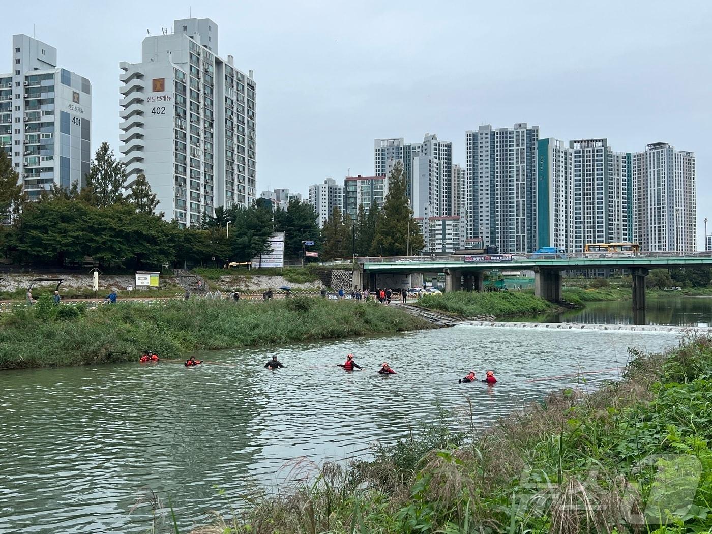 본문 이미지 - 14일 경기 의정부시 중랑천 일대에서 전날 물에 빠져 실종된 중학생을 찾기 위한 수색 작업이 벌어지고 있다.(경기북부소방재난본부 제공. 재판매 및 DB 금지) 2025.10.14/뉴스1 ⓒ News1 양희문 기자