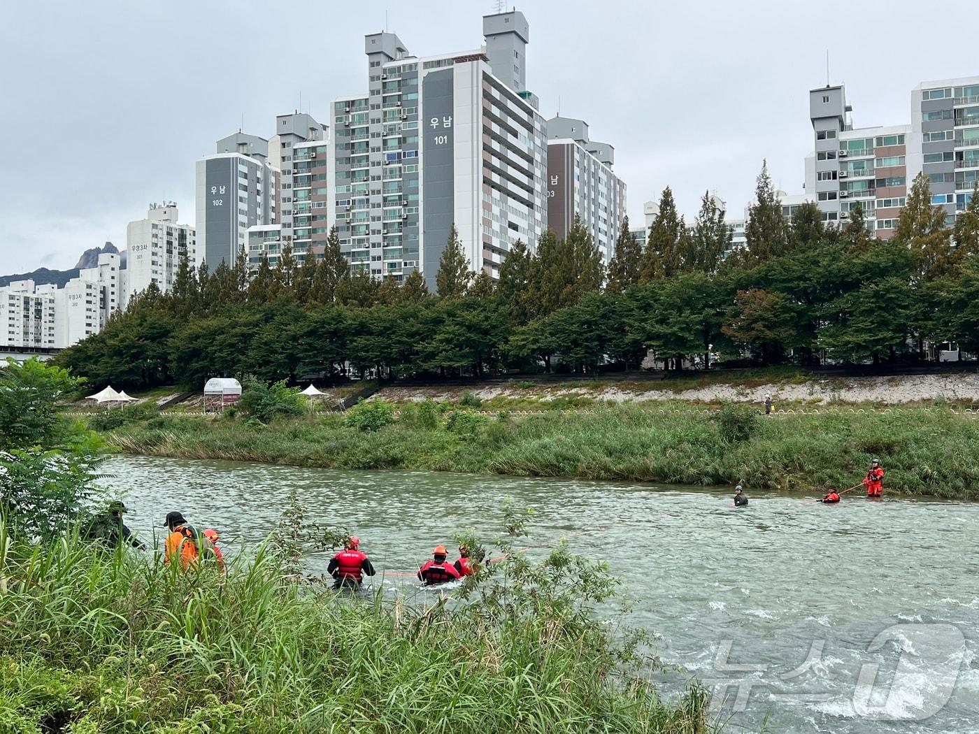 본문 이미지 - 14일 경기 의정부시 중랑천 일대에서 전날 물에 빠져 실종된 중학생을 찾기 위한 수색 작업이 벌어지고 있다.&#40;경기북부소방재난본부 제공. 재판매 및 DB 금지&#41; 2025.10.14/뉴스1 