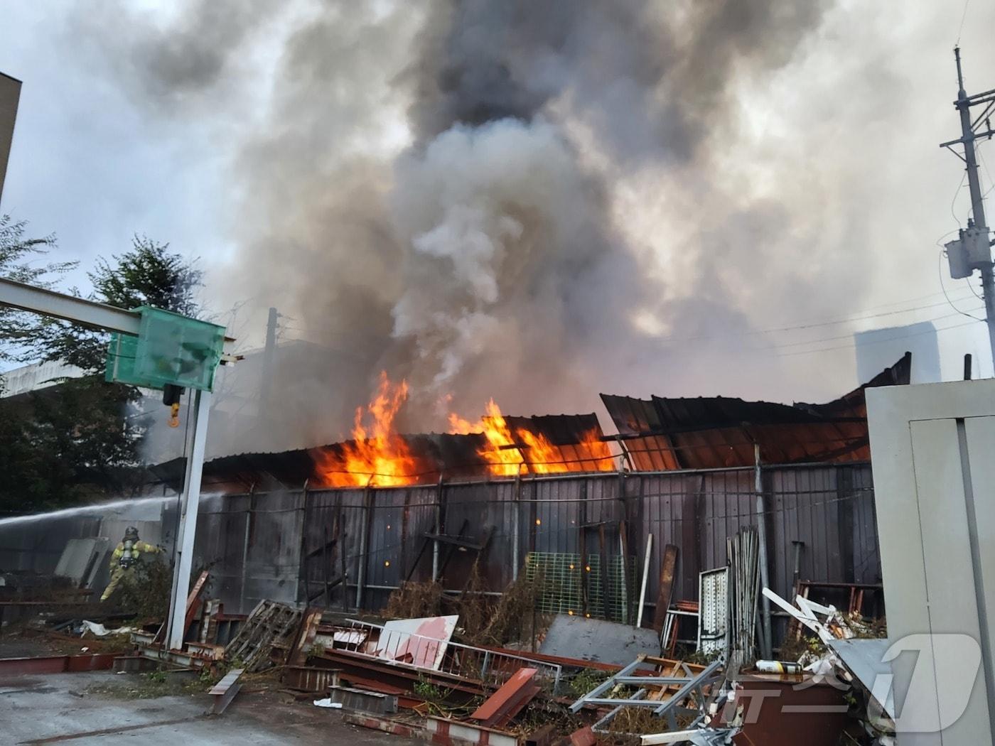 본문 이미지 - 14일 오전 6시 44분께 경기 남양주시 오남읍 한 가구공장에서 불이 나 약 1시간 18분 만에 큰불이 잡혔다.(남양주소방서 제공. 재판매 및 DB 금지) ⓒ News1 양희문 기자