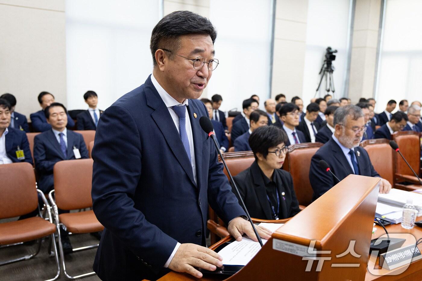 윤호중 행정안전부 장관이 14일 서울 여의도 국회에서 열린 행정안전위원회의 행정안전부 등에 대한 국정감사에서 인사말을 하고 있다. 2025.10.14/뉴스1 ⓒ News1 유승관 기자