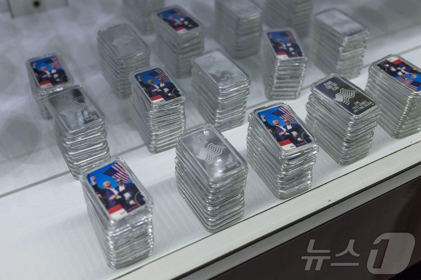 2025년 4월 26일 조지아주 애틀랜타에서 열린 전미총기협회(NRA) 연례 회의장에 도널드 트럼프 대통령이 암살 공격 직후 주먹을 치켜세우는 이미지가 새겨진 은괴가 전시되어 있다. ⓒ AFP=뉴스1