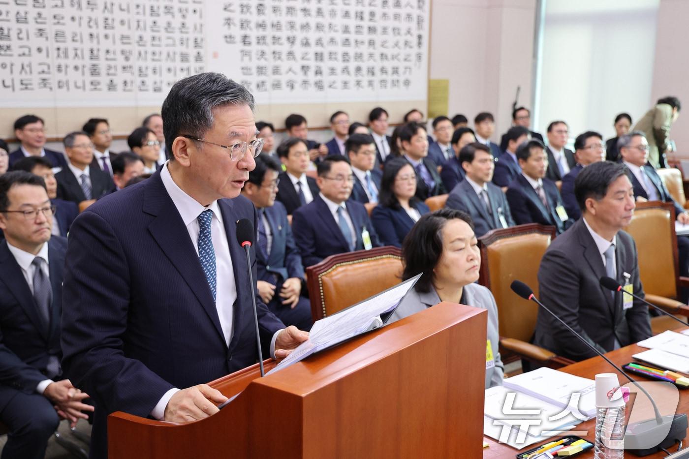 정성호 법무부 장관이 14일 서울 여의도 국회 법제사법위원회에서 열린 법무부 등에 대한 국정감사에서 인사말을 하고 있다. 2025.10.14/뉴스1 ⓒ News1 신웅수 기자