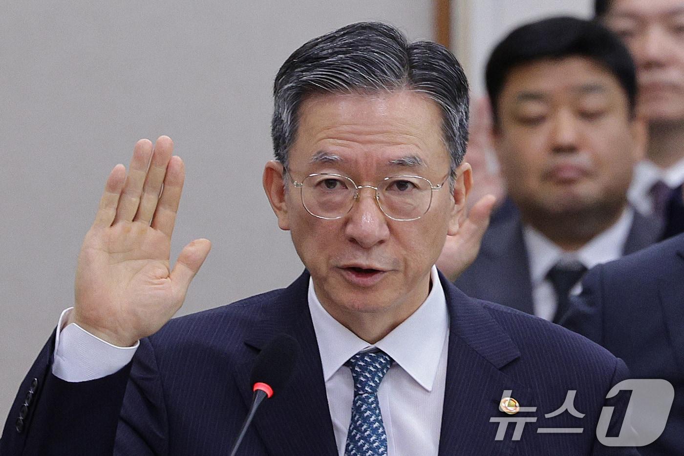 정성호 법무부 장관이 14일 서울 여의도 국회 법제사법위원회에서 열린 법무부 등에 대한 국정감사에서 증인 선서를 하고 있다. 2025.10.14/뉴스1 ⓒ News1 신웅수 기자