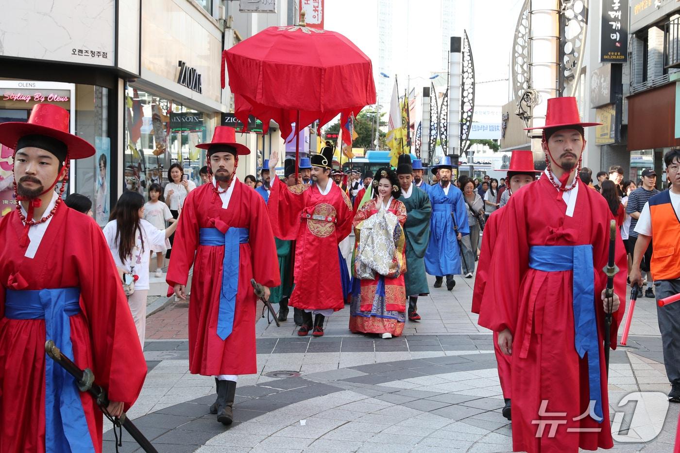세종대왕과 초정약수축제 어가행렬.(청주시 제공. 재판매 및 DB금지)/뉴스1