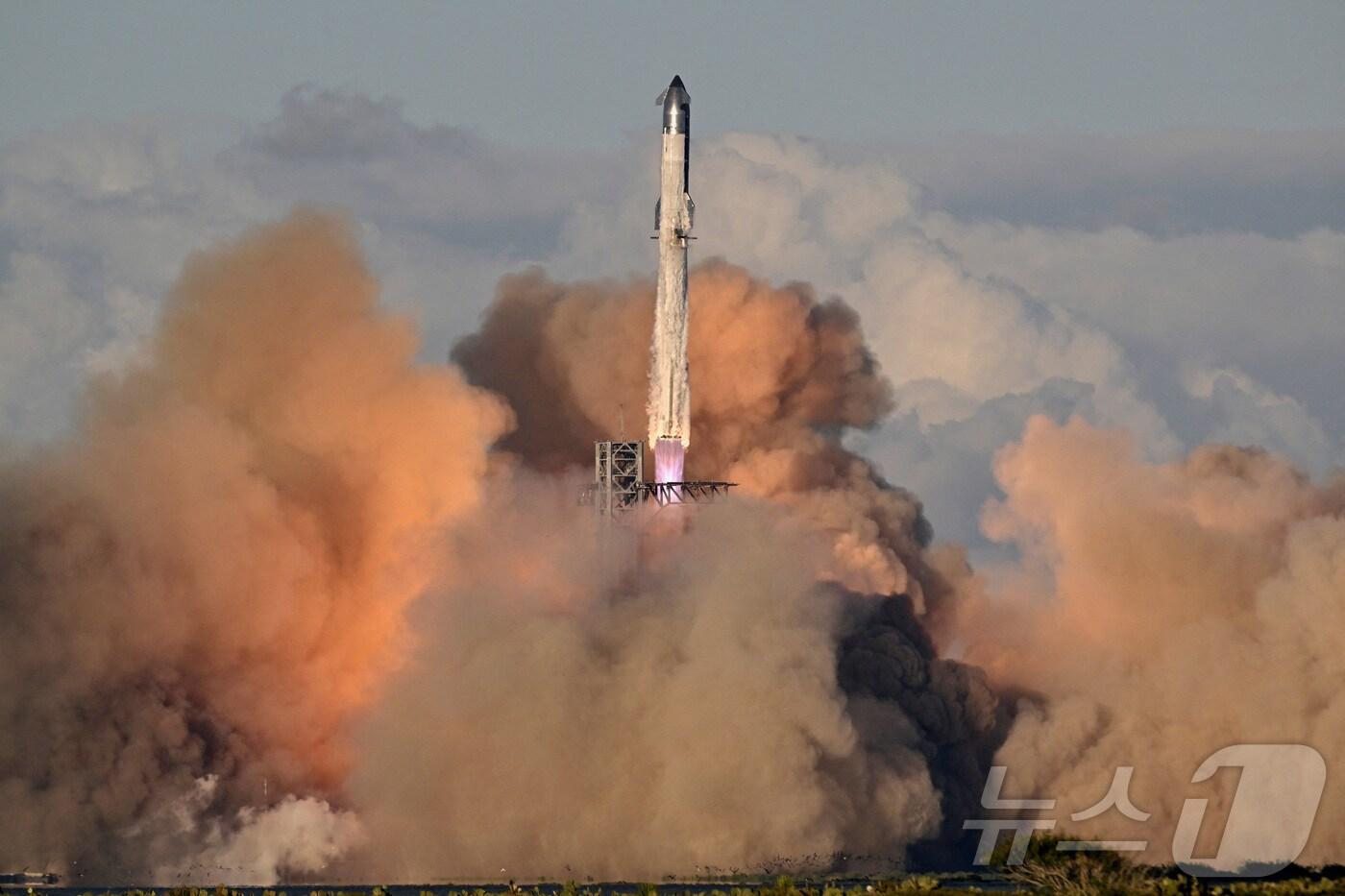 13일&#40;현지시간&#41; 미국 텍사스주 스타베이스에 있는 SpaceX 발사대에서 스타십 우주선을 실은 슈퍼 헤비 부스터가 11번째 시험 비행을 위해 이륙하고 있다. 2025.10.13.  ⓒ 로이터=뉴스1 ⓒ News1 이정환 기자