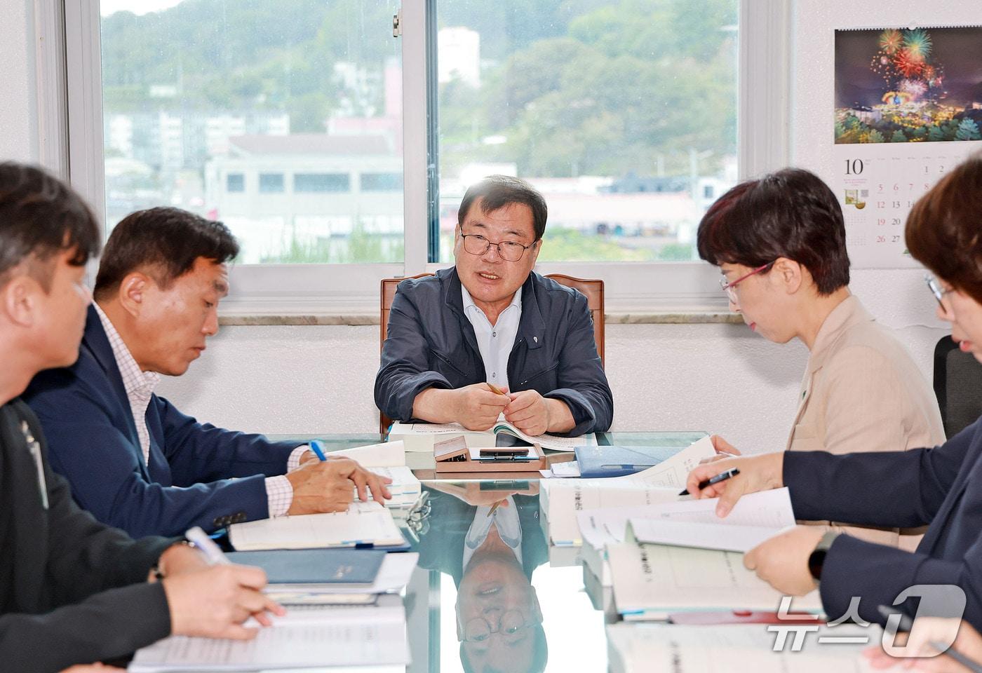 이승화 산청군수와 군청 직원들이 13일 군수실에서 2026년 주요 업무계획 보고회를 열고 있다(산청군 제공. 재판매 및 DB금지).