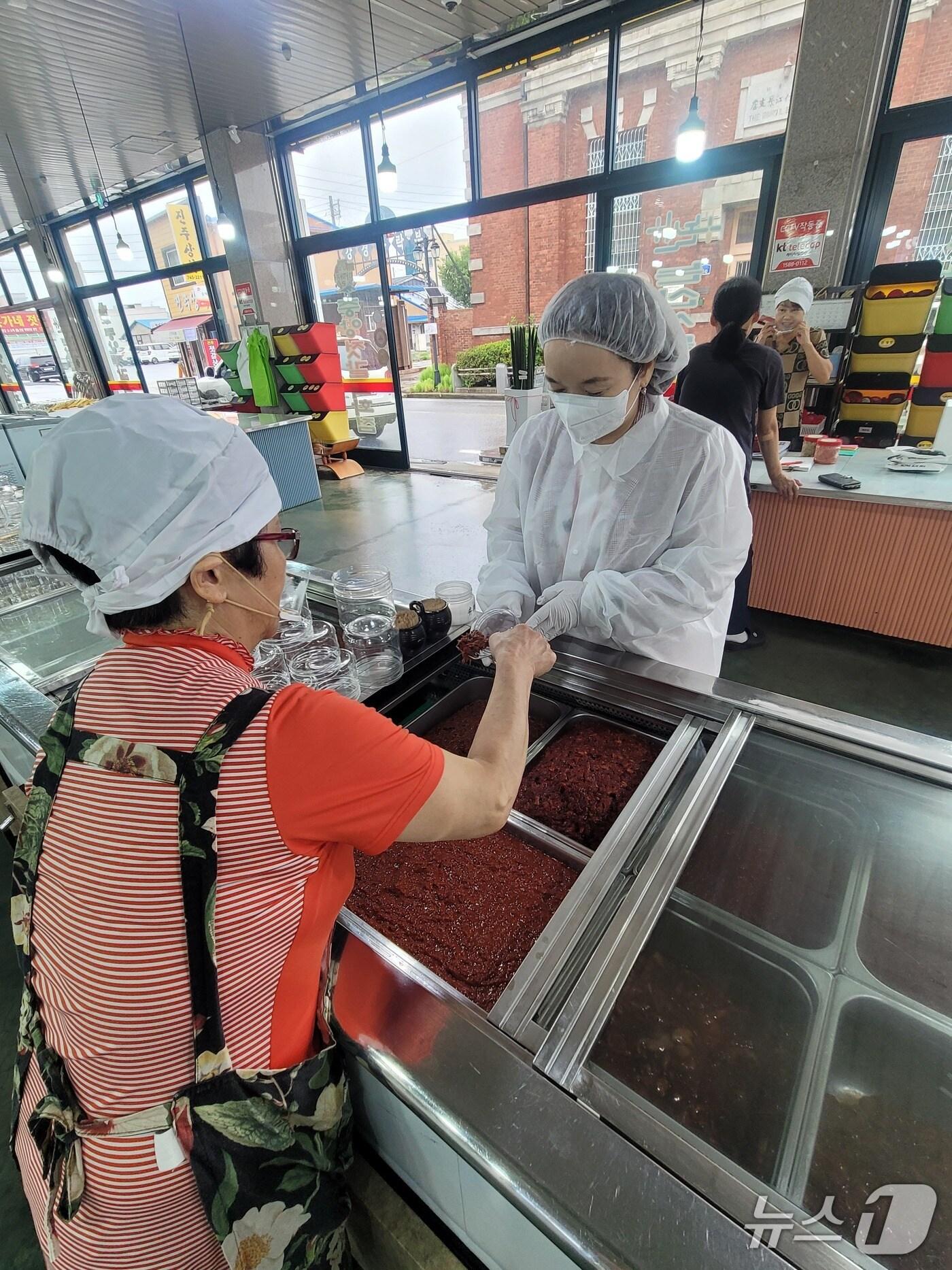 본문 이미지 - 젓갈 수거 검사 현장(논산시 제공.재판매 및 DB 금지)/뉴스1