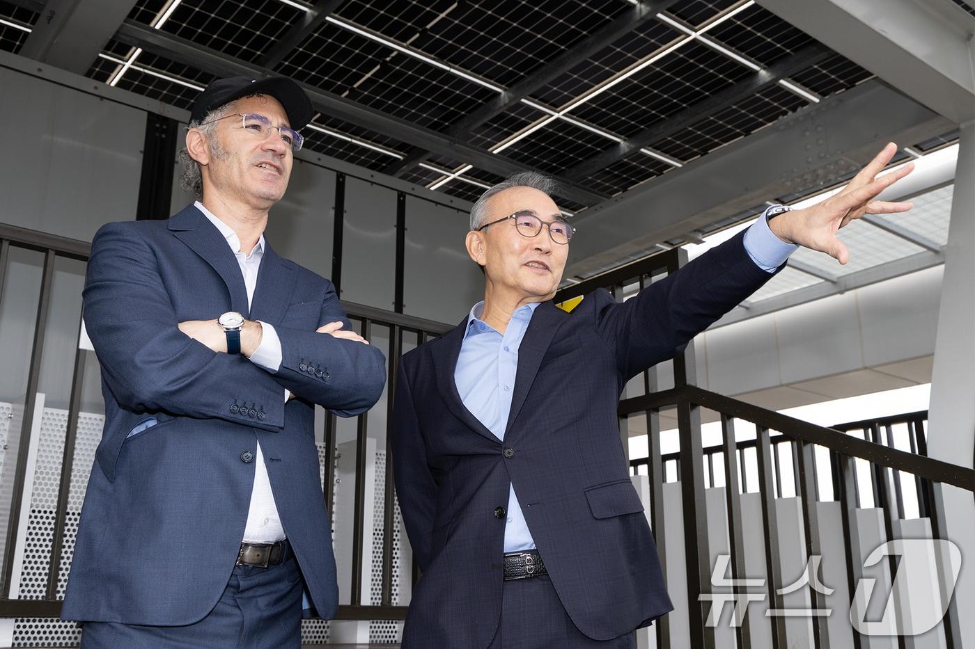 KT가 글로벌 AI 플랫폼 기업 팔란티어와 한국에서 첫 CEO 회동을 갖고 사내 적용 성과를 바탕으로 팔란티어 플랫폼을 확산시키기 위한 방안을 논의했다고 14일 밝혔다. 김영섭 KT대표와 알렉스 카프 팔란티어 CEO가 한국에서의 첫 CEO 회동을 진행하고 있다. &#40;KT 제공. 재판매 및 DB 금지&#41; 2025.10.14/뉴스1