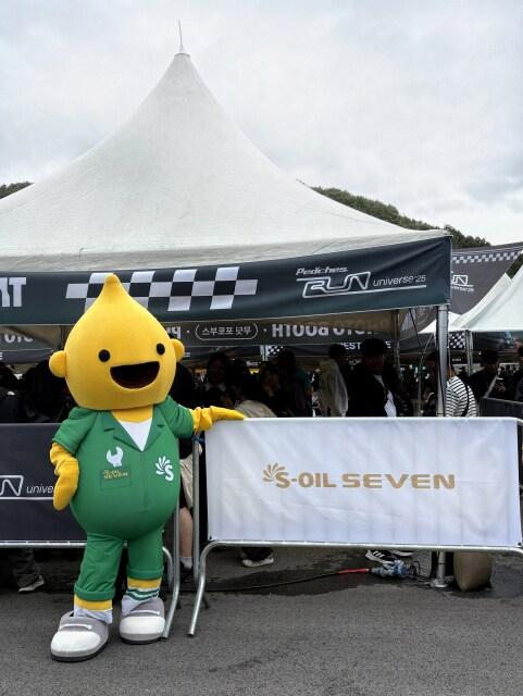 본문 이미지 - 엔진오일 브랜드 에쓰-오일 세븐의 마스코트 ‘구도일 세븐’이 피치스 런 유니버스에서 관중들과 소통하고 있다. (사진제공 = 에쓰오일 세븐)