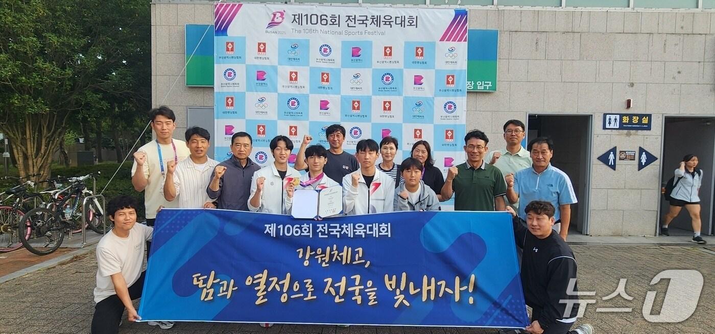 올해 전국체전에 출전하는 강원체고 선수 응원에 나선 강원교육청 직원들.(도교육청 제공, 재판매 및 DB금지)