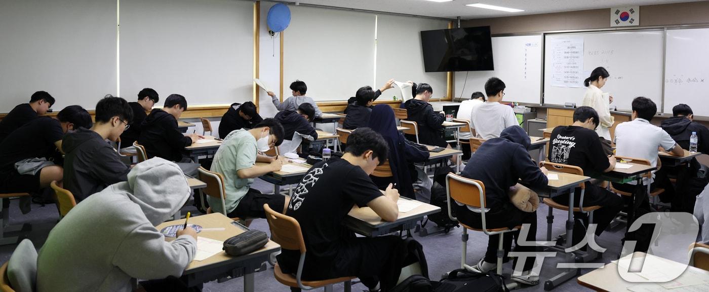 2026학년도 대학수학능력시험을 앞두고 마지막 모의고사인 전국연합학력평가가 실시된 14일 전북 전주시 전라고등학교에서 3학년 수험생들이 시험을 치르고 있다. 2025.10.14/뉴스1 ⓒ News1 유경석 기자