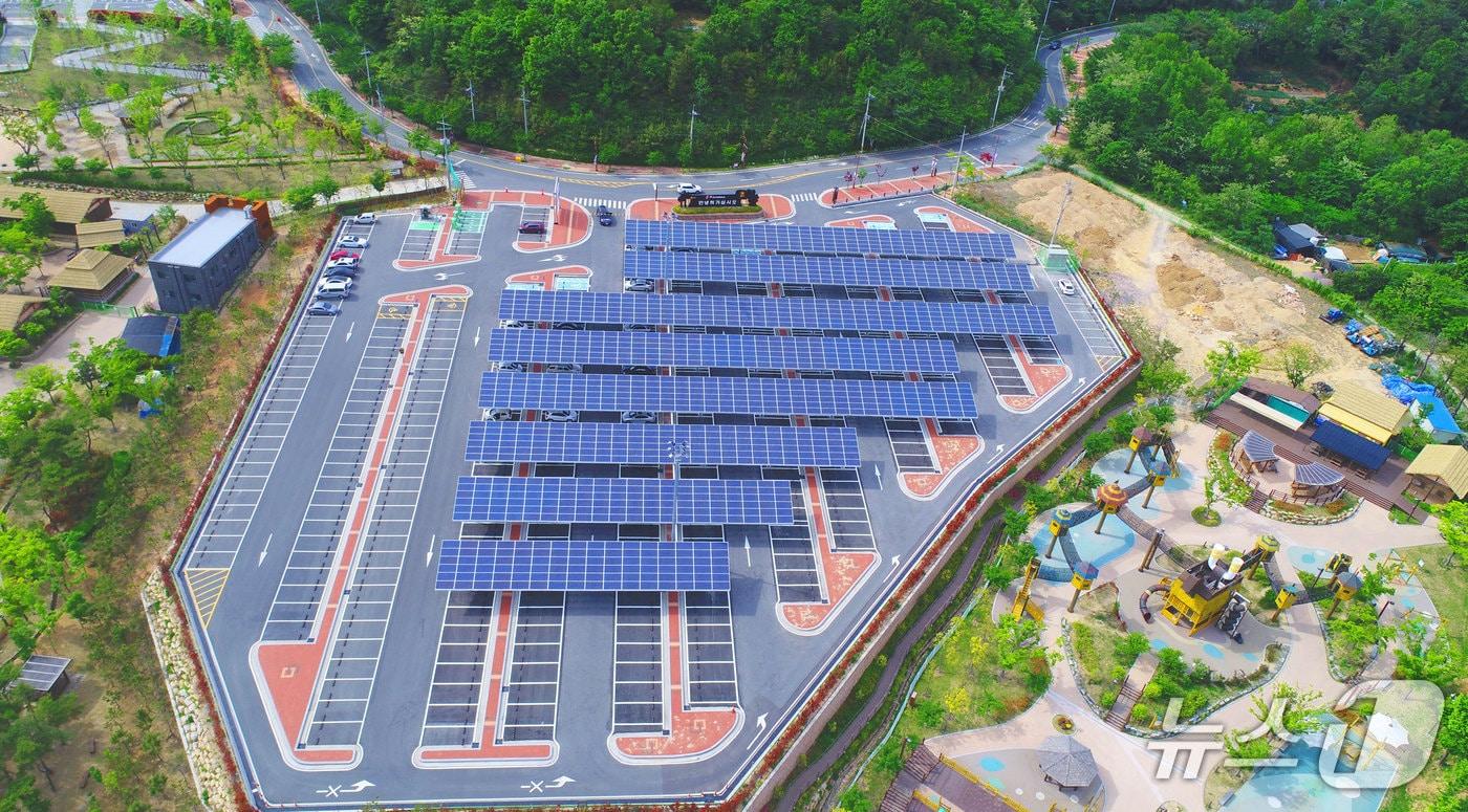 김해시가 내년부터 공공 유휴부지에 태양광 발전을 확대한다. 사진은 가야테마파크에 조성된 태양광 발전 시설.&#40;김해시 제공. 재판매 및 DB금지&#41;