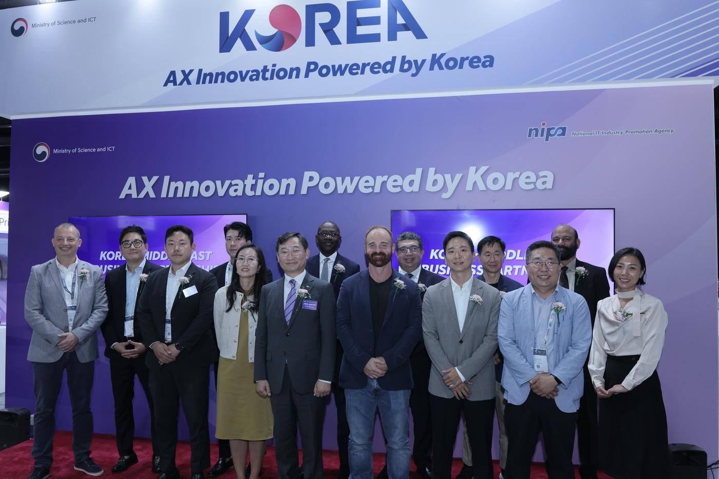 한-중동 비즈니스 파트너십 행사 참석자인 과기정통부, NIPA, 주두바이대한민국총영사관, 파트너십 체결 기업 관계자 등이 기념 촬영을 하고 있다. (과기정통부 제공)